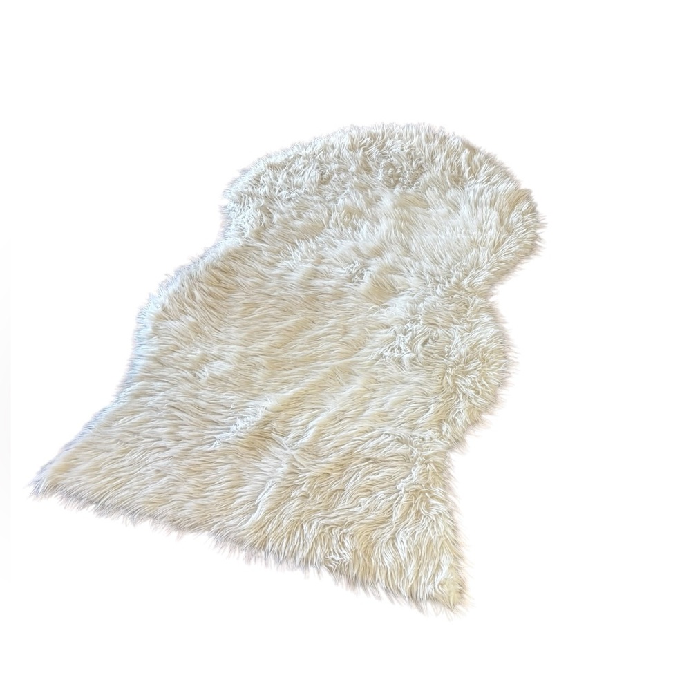 Safavieh Faux Sheep Skin ivory off white textured faux fur decor accent rug mat